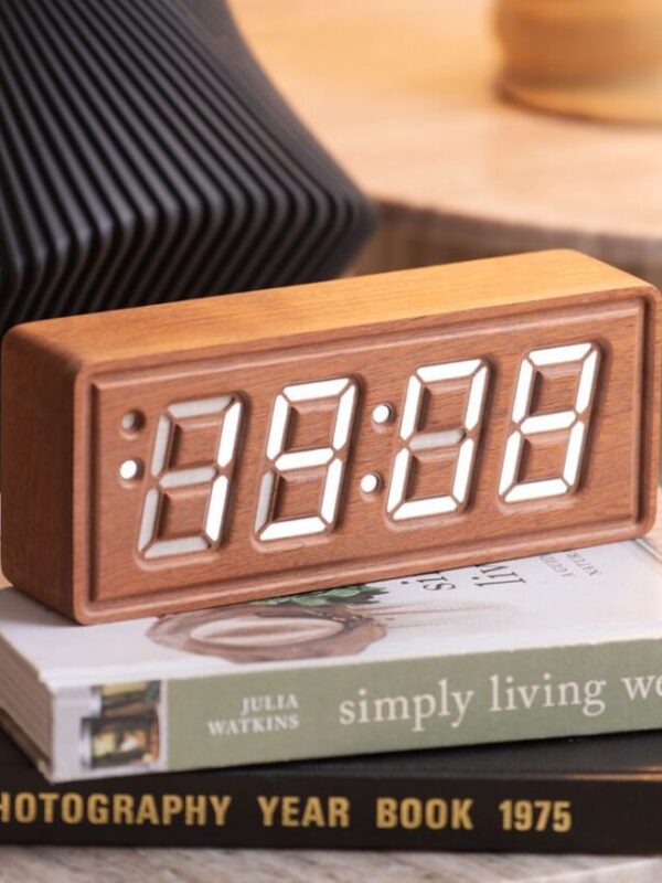 Karlsson houten LED wekker Solid Wood Engraved donker hout
