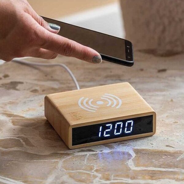 Karlsson bamboe LED wekker met draadloze telefoonlader in interieur